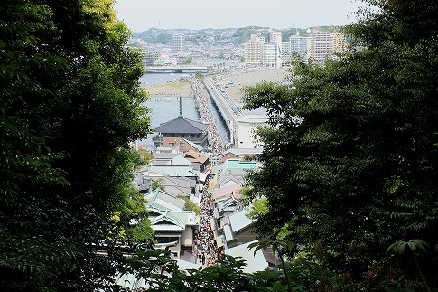 境内から下を覗くと・・・ 境内から下を覗くと・・・
