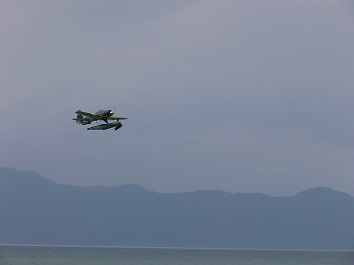 綺麗に飛んでいる2式水戦