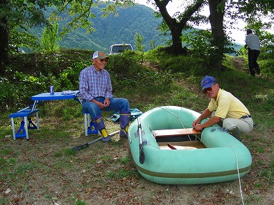 救助艇を準備するズリンさんとY本さん